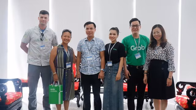 Sở Ngoại vụ thành phố, Grab Đà Nẵng bàn giao tài sản cho Đại sứ quán Hoa Kỳ tại Việt Nam.