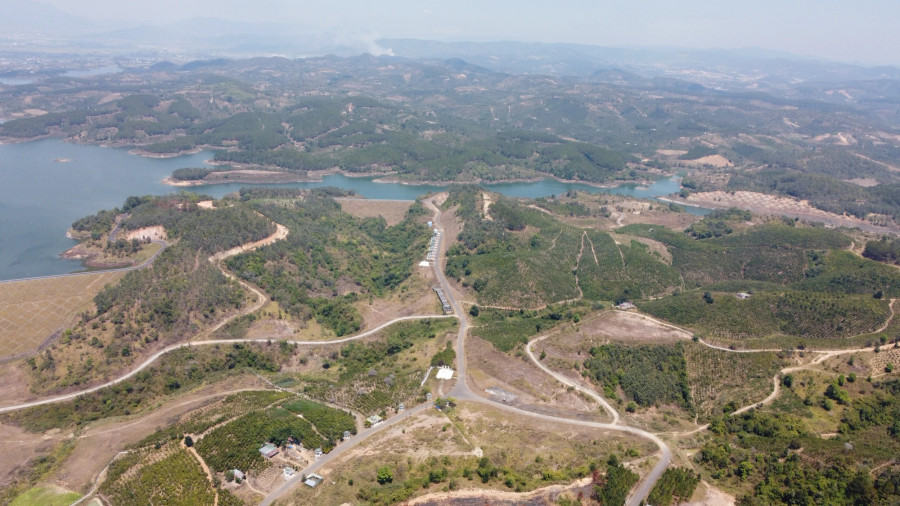 Dự án được xem là trọng điểm trên địa bàn tỉnh Lâm Đồng đến nay vẫn là vùng đất hoang vu nhưng đã khiến nhiều người vướng vòng pháp luật. Dự án được xem là trọng điểm trên địa bàn tỉnh Lâm Đồng đến nay vẫn là vùng đất hoang vu nhưng đã khiến nhiều người vướng vòng pháp luật.