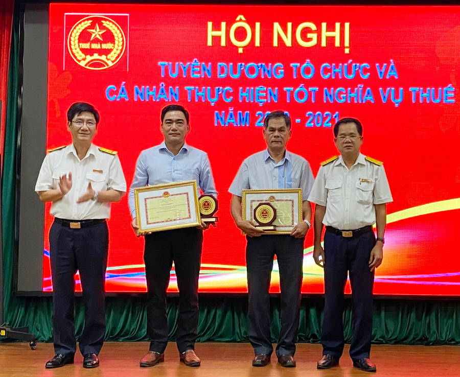 Lãnh đạo Cục Thuế tỉnh trao bằng khen của Bộ Tài chính cho 2 doanh nghiệp có thành tích tiêu biểu trong thực hiện nghĩa vụ thuế. Ảnh: Sơn Ca Lãnh đạo Cục Thuế tỉnh trao bằng khen của Bộ Tài chính cho 2 doanh nghiệp có thành tích tiêu biểu trong thực hiện nghĩa vụ thuế. Ảnh: Sơn Ca