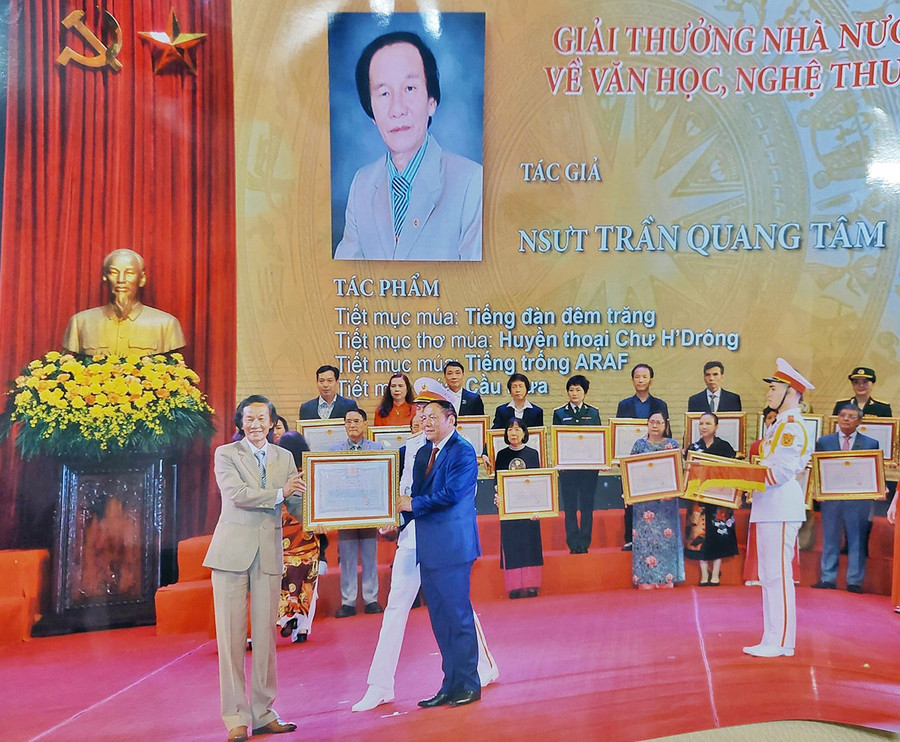 NSƯT Quang Tâm nhận Giải thưởng Nhà nước về Văn học nghệ thuật. Ảnh NVCC