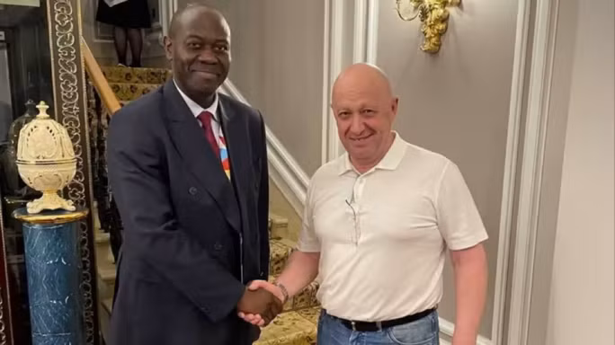 Ông trùm tập đoàn Wagner Yevgeny Prigozhin (phải) bắt tay với ông Freddy Mapouka, quan chức phụ trách lễ tân của Tổng thống Cộng hòa Trung Phi (CAR) Faustin-Archange Touadéra. Ảnh: Facebook/Dmitry Syty