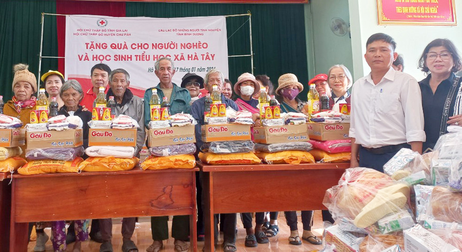 Đoàn công tác tặng quà cho người dân tộc thiểu số nghèo, người già bệnh tật ở xã Hà Tây, huyện Chư Păh. Ảnh: Hồng Ngọc Đoàn công tác tặng quà cho người dân tộc thiểu số nghèo, người già bệnh tật ở xã Hà Tây, huyện Chư Păh. Ảnh: Hồng Ngọc