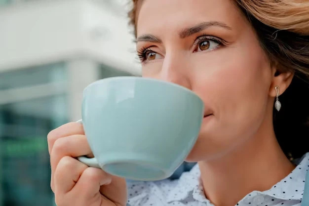 Một trong những chất kích thích thần kinh phổ biến nhất là caffeine trong trà và cà phê. Ảnh: Shutterstock