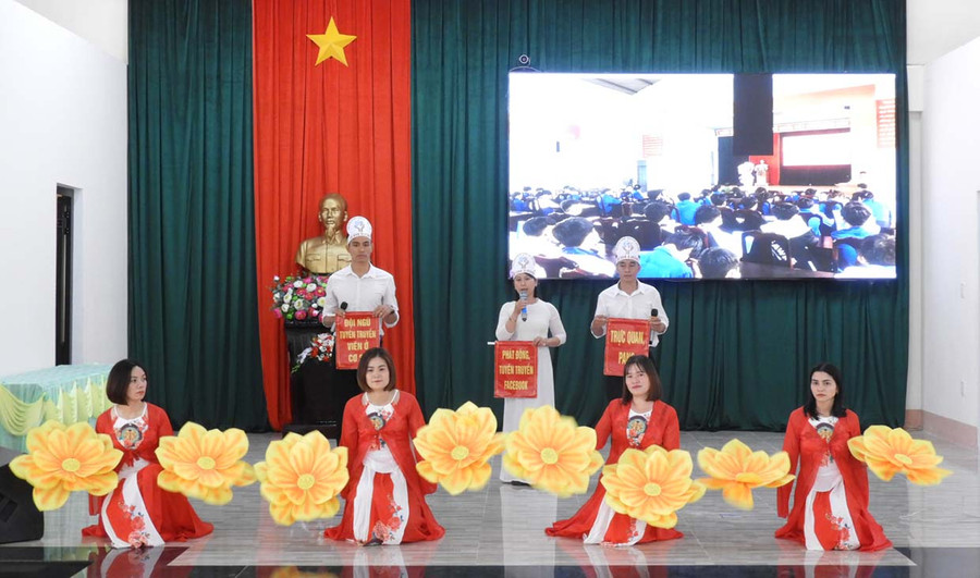 Phần thi của đội xã Đak Djrăng tại hội thi tìm hiểu pháp luật về tảo hôn trong vùng DTTS năm 2023. Ảnh: Thanh Nhật Phần thi của đội xã Đak Djrăng tại hội thi tìm hiểu pháp luật về tảo hôn trong vùng DTTS năm 2023. Ảnh: Thanh Nhật