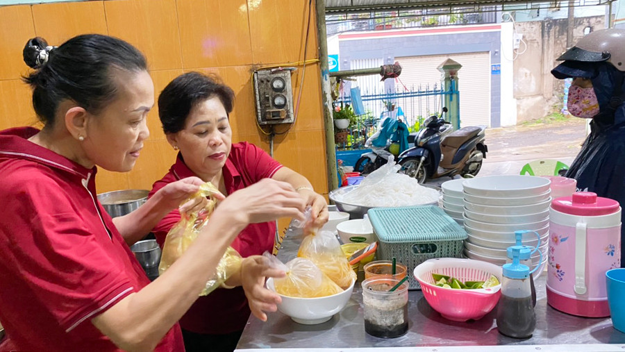 Ngoài lượng khách ăn tại quán, hầu hết khách hàng mua mang về nên quán thường bán hết từ rất sớm. Ảnh: Sơn Ca Ngoài lượng khách ăn tại quán, hầu hết khách hàng mua mang về nên quán thường bán hết từ rất sớm. Ảnh: Sơn Ca