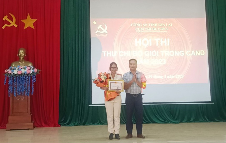 Thiếu tá Siu H&apos;Ngát-Bí thư chi bộ 1, Đội trưởng đội an ninh Công an thị xã Ayun Pa giành giải nhất tại Hội thi Bí thư Chi bộ giỏi năm 2023 do cụm thi đua số 5 Công an tỉnh tổ chức tại Ayun Pa. Ảnh: Ksor H&apos;Yuên