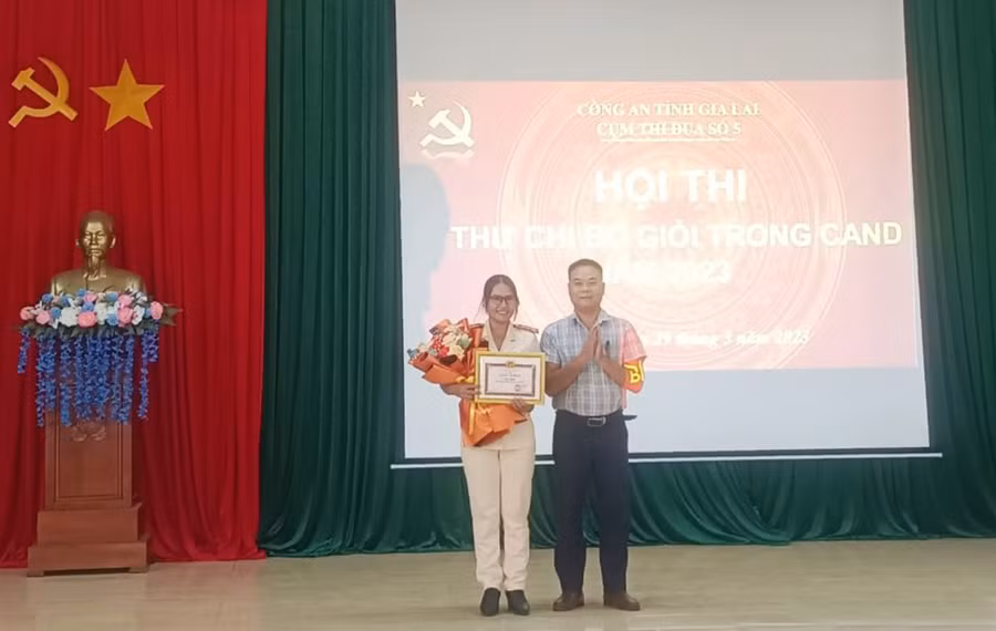 Thiếu tá Siu H'Ngát-Bí thư chi bộ 1, Đội trưởng đội an ninh Công an thị xã Ayun Pa giành giải nhất tại Hội thi Bí thư Chi bộ giỏi năm 2023 do cụm thi đua số 5 Công an tỉnh tổ chức tại Ayun Pa. Ảnh: Ksor H'Yuên