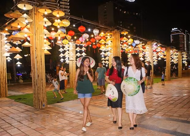 Người dân và du khách hào hứng đến tham quan trải nghiệm các khung cảnh đẹp tại Lễ hội. (Ảnh: Trần Lê Lâm/TTXVN)