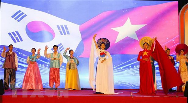 Trình diễn trang phục truyền thống của Việt Nam và Hàn Quốc tại Lễ Khai mạc. (Ảnh: Trần Lê Lâm/TTXVN) Trình diễn trang phục truyền thống của Việt Nam và Hàn Quốc tại Lễ Khai mạc. (Ảnh: Trần Lê Lâm/TTXVN)