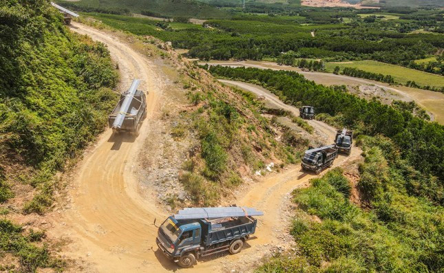 Đoàn xe chở thép vượt đồi cao đưa thiết bị đến công trường Đoàn xe chở thép vượt đồi cao đưa thiết bị đến công trường