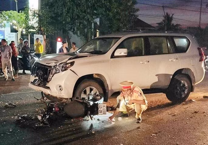 Chiếc xe Land Cruiser Prado có giá nhiều tỉ đồng trong vụ tai nạn - Ảnh CTV