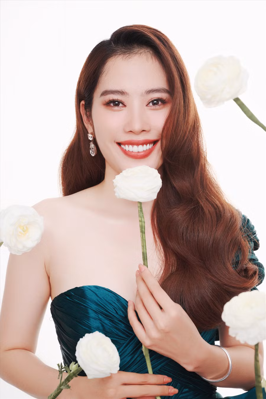 Qua bộ ảnh lần này, Nam Em không chỉ tỏa sáng với sắc vóc gợi cảm mà còn ghi dấu ấn cùng nét đẹp, gương mặt rạng rỡ. Người đẹp tạo dáng toát lên phong thái tự tin và tràn đầy năng lượng tích cực.