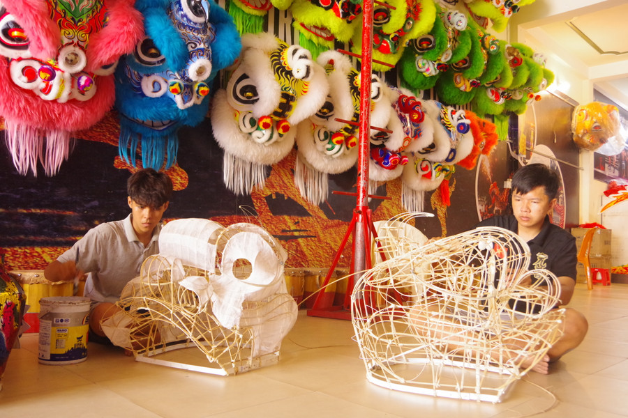 Cơ sở sản xuất đầu lân của anh Thiện đang tạo việc làm ổn định cho 15 lao động. Ảnh: VT Cơ sở sản xuất đầu lân của anh Thiện đang tạo việc làm ổn định cho 15 lao động. Ảnh: VT