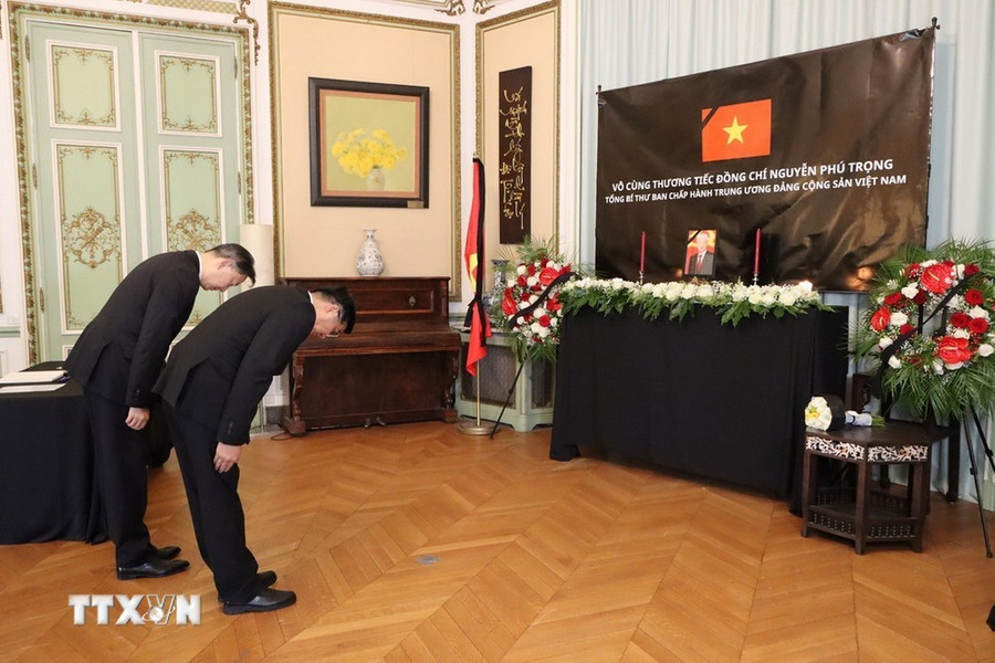 Đại sứ Trung Quốc tại Bỉ, ông Fei Shengchao (phải) viếng Tổng Bí thư Nguyễn Phú Trọng. (Ảnh: Hương Giang/TTXVN) Đại sứ Trung Quốc tại Bỉ, ông Fei Shengchao (phải) viếng Tổng Bí thư Nguyễn Phú Trọng. (Ảnh: Hương Giang/TTXVN)