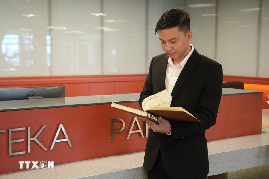 Luận án của Tổng Bí thư Nguyễn Phú Trọng được các học viên của Học viện tìm đọc. (Ảnh: Duy Trinh/TTXVN) Luận án của Tổng Bí thư Nguyễn Phú Trọng được các học viên của Học viện tìm đọc. (Ảnh: Duy Trinh/TTXVN)