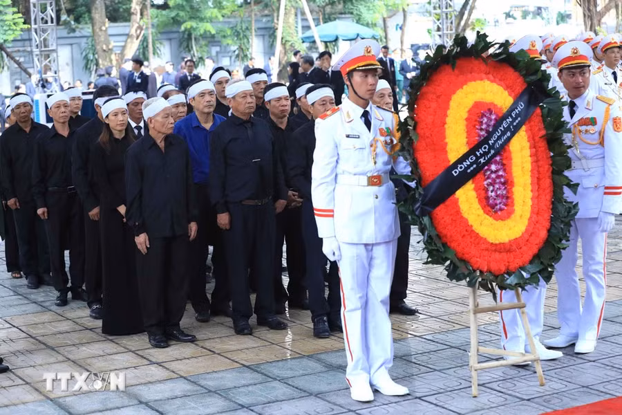Đoàn gia đình và dòng họ gồm vợ cùng các con, cháu, chắt chuẩn bị vào viếng Tổng Bí thư Nguyễn Phú Trọng. (Ảnh: TTXVN)