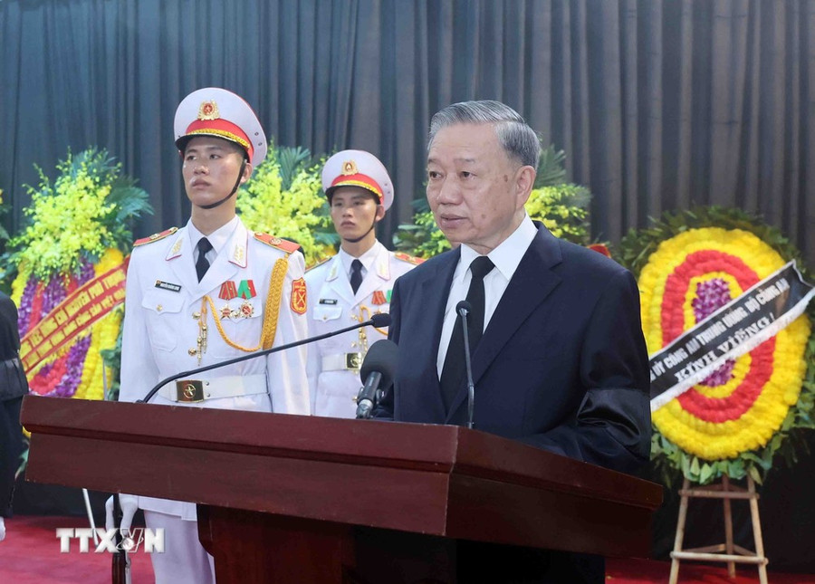 Đồng chí Tô Lâm, Ủy viên Bộ Chính trị, Chủ tịch nước, Trưởng Ban Lễ tang đọc Lời điếu. (Ảnh: TTXVN) Đồng chí Tô Lâm, Ủy viên Bộ Chính trị, Chủ tịch nước, Trưởng Ban Lễ tang đọc Lời điếu. (Ảnh: TTXVN)