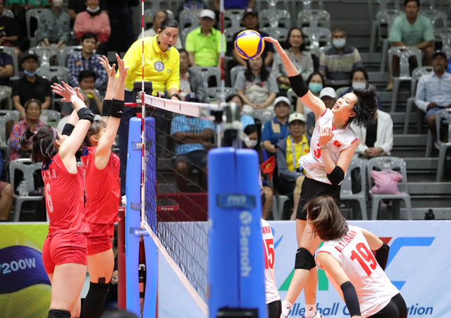 Bóng chuyền nữ Việt Nam trước cơ hội lịch sử - Ảnh 1. Trần Thị Thanh Thúy (3) là cỗ máy ghi điểm của đội VN. Ảnh: AVC