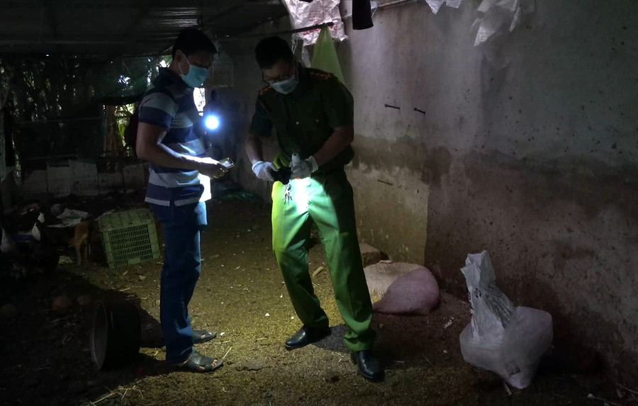 Công an khám nghiệm hiện trường, thu thập dấu vết. Ảnh: Duy Tuấn Công an khám nghiệm hiện trường, thu thập dấu vết. Ảnh: Duy Tuấn