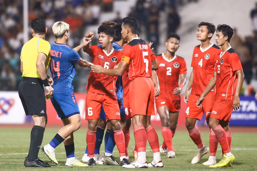 Bàn gỡ của U.22 Thái Lan khiến U.22 Indonesia mất bình tĩnh, nhất là khi Yodsakorn chạy băng qua khu vực kỹ thuật của đội Indonesia để ăn mừng. Ảnh: Hà Phương