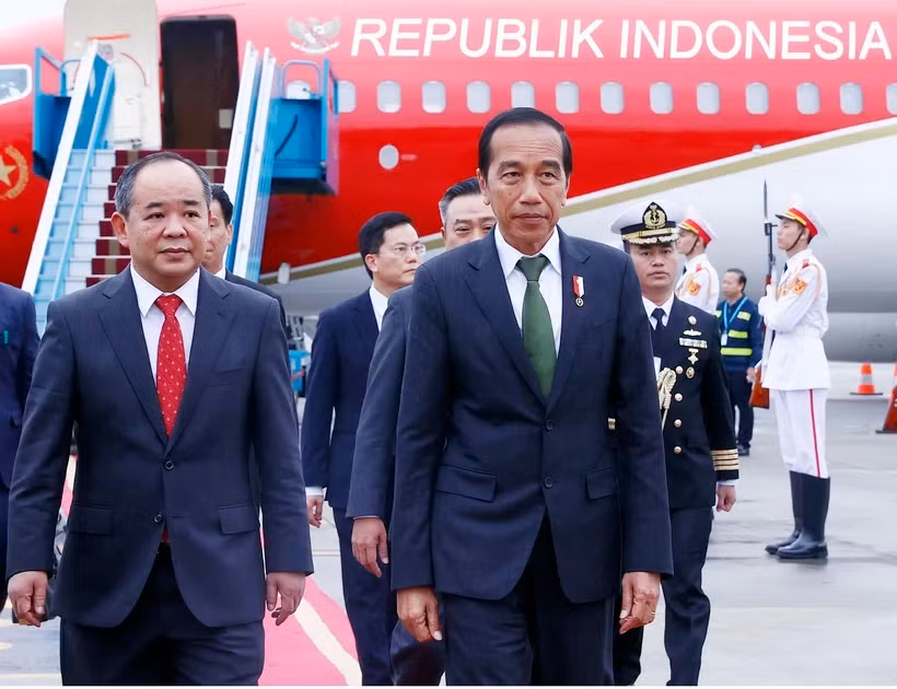 Lễ đón Tổng thống Indonesia Joko Widodo tại Sân bay Quốc tế Nội Bài. (Ảnh: An Đăng/TTXVN)