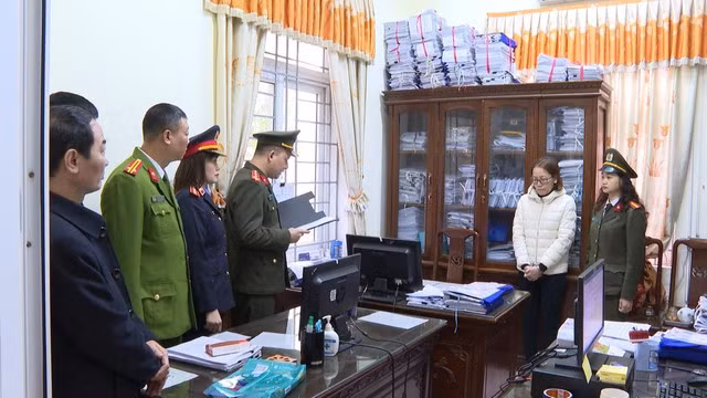 Thi hành Lệnh bắt, khám xét những người liên quan đến hành vi đưa hối lộ, nhận hối lộ tại Chi nhánh Văn phòng đăng ký đất đai Sầm Sơn và Cục thuế khu vực Sầm Sơn - Quảng Xương. Ảnh: Công an Thanh Hóa