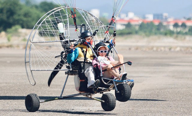 Chị Quyên, du khách đến từ Hà Nội, đã có kỷ niệm đáng nhớ khi bay trên bầu trời Nha Trang và phấn khích khi ngắm phố biển từ một góc đặc biệt. Ảnh: BÁ DUY Chị Quyên, du khách đến từ Hà Nội, đã có kỷ niệm đáng nhớ khi bay trên bầu trời Nha Trang và phấn khích khi ngắm phố biển từ một góc đặc biệt. Ảnh: BÁ DUY