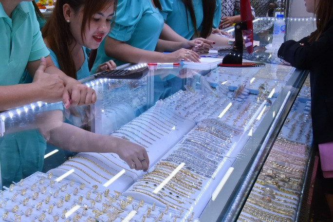 Giá vàng hôm nay của thế giới giảm một mạch 34 USD xuống còn 1.816 USD/ounce lúc 6 ngày 8-3. Giá vàng hôm nay của thế giới giảm một mạch 34 USD xuống còn 1.816 USD/ounce lúc 6 ngày 8-3.