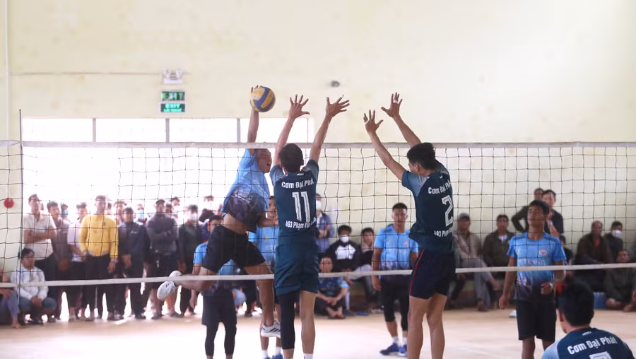 Khán giả An Phú đã được chứng kiến những màn trình diễn bóng chuyền ở đẳng cấp cao. Ảnh: Văn Ngọc
