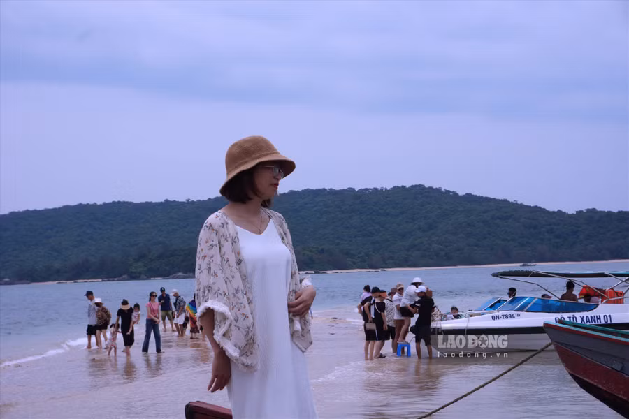 Được biết con đường cát đảo Cá Chép thường xuất hiện 1 tiếng trong ngày và theo thủy triều, một tháng sẽ có vài ngày không có. Ảnh: Lương Hà Được biết con đường cát đảo Cá Chép thường xuất hiện 1 tiếng trong ngày và theo thủy triều, một tháng sẽ có vài ngày không có. Ảnh: Lương Hà