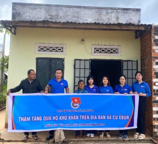 Các đội hình tặng quà cho người dân khó khăn Các đội hình tặng quà cho người dân khó khăn