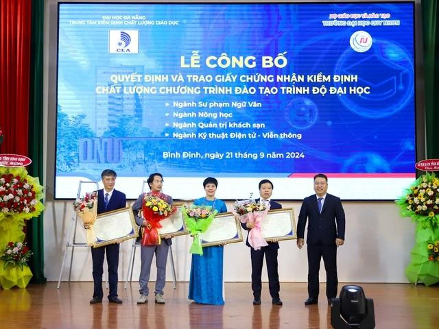 Trao chứng nhận kiểm định chất lượng 4 ngành đào tạo của Trường ĐH Quy Nhơn. Ảnh: Bảo Thuận Trao chứng nhận kiểm định chất lượng 4 ngành đào tạo của Trường ĐH Quy Nhơn. Ảnh: Bảo Thuận