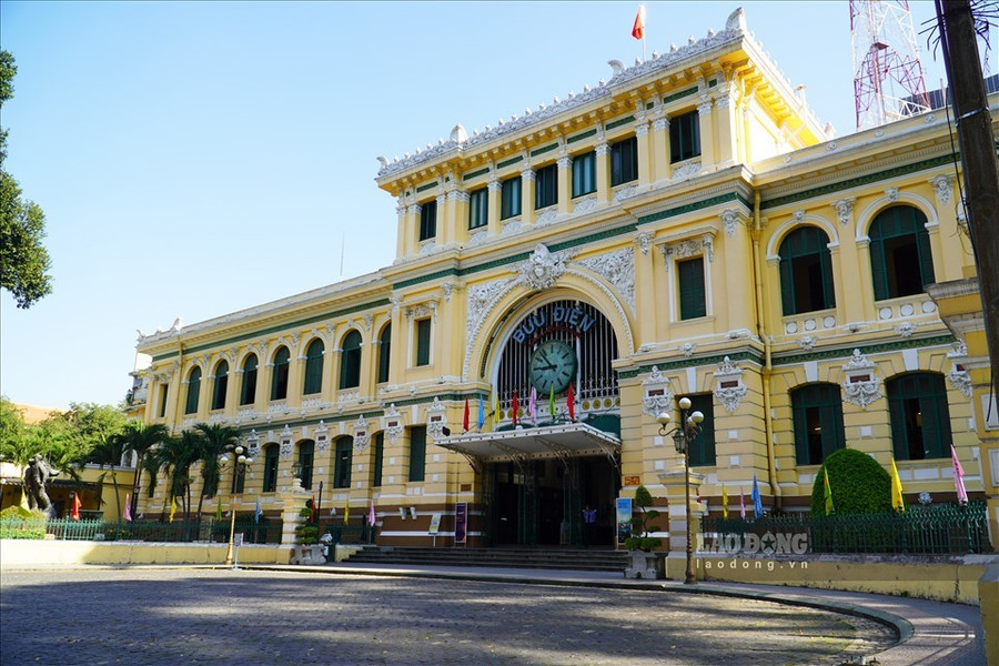 Mặt tiền bưu điện TP Hồ Chí Minh. Ảnh: Ngọc Lê Mặt tiền bưu điện TP Hồ Chí Minh. Ảnh: Ngọc Lê
