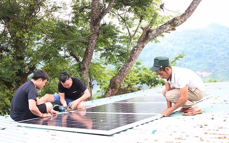 Lắp điện mặt trời tặng điểm trường.