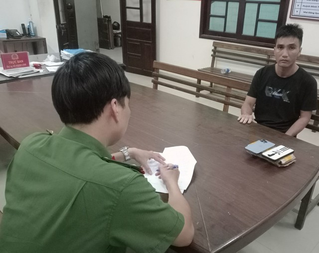 Lực lượng công an đấu tranh với Nguyễn Vương Hùng. Ảnh: Nguyễn Tú Lực lượng công an đấu tranh với Nguyễn Vương Hùng. Ảnh: Nguyễn Tú