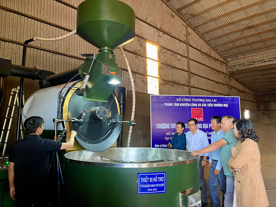 Việc hỗ trợ máy móc thiết bị hiện đại sẽ giúp doanh nghiệp nâng cao năng suất, chất lượng và giá trị chuỗi sản phẩm. Ảnh: Vũ Thảo Việc hỗ trợ máy móc thiết bị hiện đại sẽ giúp doanh nghiệp nâng cao năng suất, chất lượng và giá trị chuỗi sản phẩm. Ảnh: Vũ Thảo