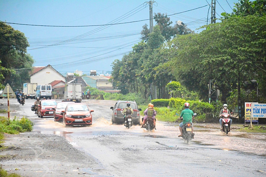 Mặt đường quốc lộ 19 (đoạn qua huyện Đak Đoa) nhiều nơi nước đọng thành vũng gây khó khăn cho việc lưu thông. Ảnh: Minh Phương Mặt đường quốc lộ 19 (đoạn qua huyện Đak Đoa) nhiều nơi nước đọng thành vũng gây khó khăn cho việc lưu thông. Ảnh: Minh Phương