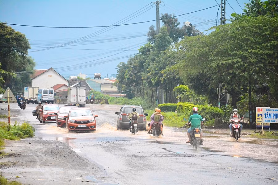 Mặt đường quốc lộ 19 (đoạn qua huyện Đak Đoa) nhiều nơi nước đọng thành vũng gây khó khăn cho việc lưu thông. Ảnh: Minh Phương