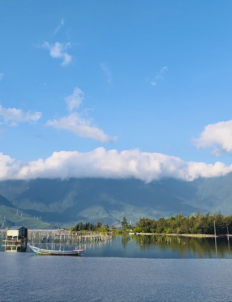 Nếu không kịp đến đầm Lập An vào sáng sớm để đón bình minh, du khách hãy chọn lúc chiều tà ngắm mặt trời dần buông xuống dãy núi Bạch Mã.