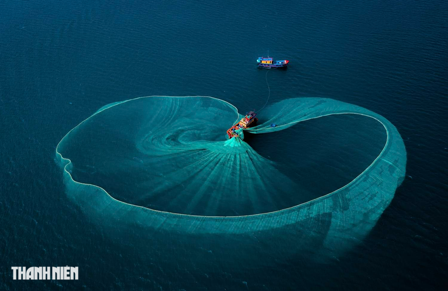 Ở Phú Yên, Hòn Yến là thắng cảnh thu hút nhiều du khách đến tham quan bởi vẻ đẹp hoang sơ của các ghềnh đá hình dạng kỳ thú cùng những làng chài yên bình. Điểm nhấn ở Hòn Yến là cảnh Vây lưới vào mùa đánh bắt cá cơm, cách bờ khoảng 1 km. Trong ảnh, tấm lưới tỏa tròn đẹp mắt của tác giả Nguyễn Minh Tú. Ảnh: NGUYỄN MINH TÚ Ở Phú Yên, Hòn Yến là thắng cảnh thu hút nhiều du khách đến tham quan bởi vẻ đẹp hoang sơ của các ghềnh đá hình dạng kỳ thú cùng những làng chài yên bình. Điểm nhấn ở Hòn Yến là cảnh Vây lưới vào mùa đánh bắt cá cơm, cách bờ khoảng 1 km. Trong ảnh, tấm lưới tỏa tròn đẹp mắt của tác giả Nguyễn Minh Tú. Ảnh: NGUYỄN MINH TÚ