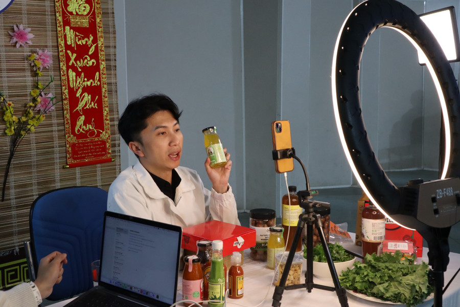 Anh Phạm Hoàng Khánh Vũ - KOL kênh Đi Đà Lạt giới thiệu các sản phẩm OCOP của thanh niên Lâm Đồng Anh Phạm Hoàng Khánh Vũ - KOL kênh Đi Đà Lạt giới thiệu các sản phẩm OCOP của thanh niên Lâm Đồng