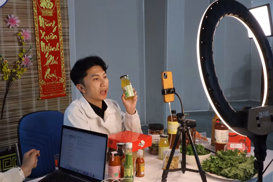 Anh Phạm Hoàng Khánh Vũ - KOL kênh Đi Đà Lạt giới thiệu các sản phẩm OCOP của thanh niên Lâm Đồng