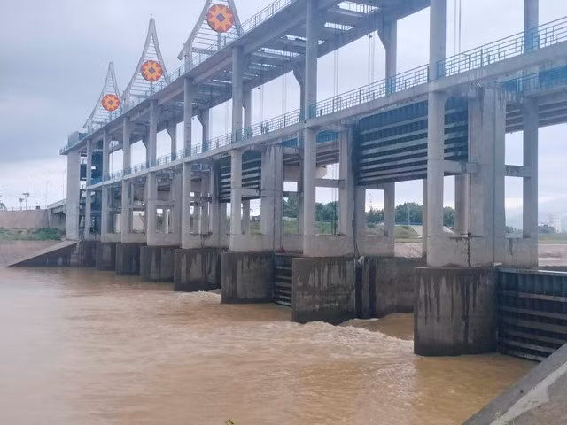 Cầu đập dâng trên nhánh sông Đăk Bla đang nâng cửa van, xả nước để thực hiện công tác duy tu. Ảnh: ĐỨC NHẬT