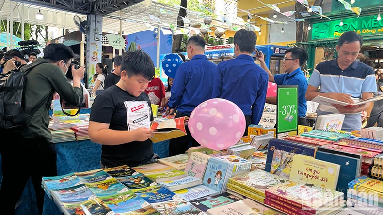Đường Sách Thành phố Hồ Chí Minh được bình chọn là một trong 10 điểm mua sắm thú vị. Đường Sách Thành phố Hồ Chí Minh được bình chọn là một trong 10 điểm mua sắm thú vị.