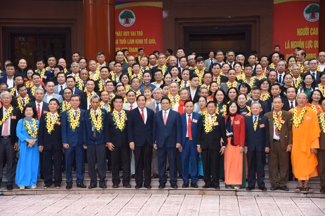 Thủ tướng chụp ảnh lưu niệm với các đại biểu dự lễ tuyên dương Người cao tuổi làm kinh tế giỏi năm 2023 - Ảnh: VGP/Nhật Bắc