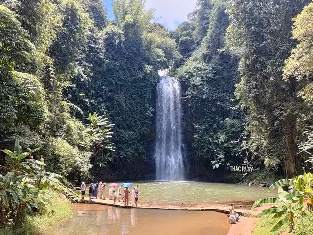 Thác Pa Sỹ, một trong những điểm đến nổi tiếng tại khu du lịch sinh thái Măng Đen. Ảnh: ĐỨC NHẬT