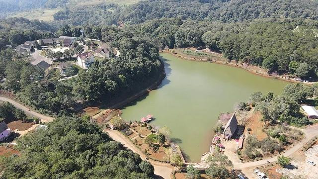 Hồ Toong Rpông, một trong 7 hồ nước trong truyền thuyết ở vùng đất T’Măng Deeng. Ảnh: ĐỨC NHẬT Hồ Toong Rpông, một trong 7 hồ nước trong truyền thuyết ở vùng đất T’Măng Deeng. Ảnh: ĐỨC NHẬT