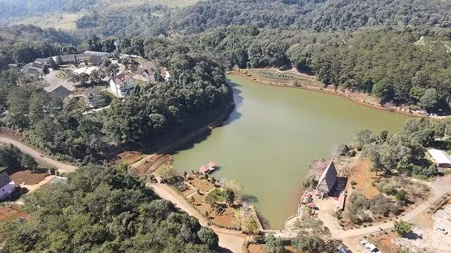 Hồ Toong Rpông, một trong 7 hồ nước trong truyền thuyết ở vùng đất T’Măng Deeng. Ảnh: ĐỨC NHẬT