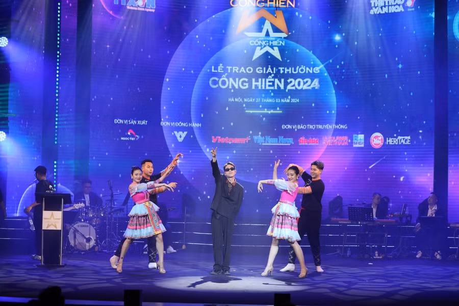 Double2T "cháy" với ca khúc "À lôi." (Ảnh: Hoài Nam/Vietnam+)