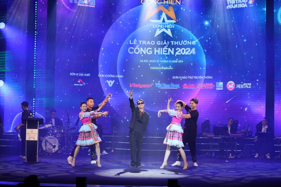 Double2T "cháy" với ca khúc "À lôi." (Ảnh: Hoài Nam/Vietnam+) Double2T "cháy" với ca khúc "À lôi." (Ảnh: Hoài Nam/Vietnam+)